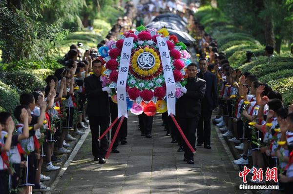 6月12日，2014“中国远征军抗日阵亡将士”公祭活动在云南腾冲举行，从缅甸寻取的中国远征军抗日阵亡将士部分遗骸，归葬在腾冲国殇墓园中国远征军抗日阵亡将士墓。中新社发 刘冉阳 摄