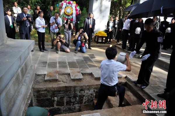 6月12日，2014“中国远征军抗日阵亡将士”公祭活动在云南腾冲举行，从缅甸寻取的中国远征军抗日阵亡将士部分遗骸，归葬在腾冲国殇墓园中国远征军抗日阵亡将士墓。中新社发 刘冉阳 摄1