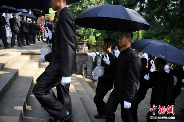6月12日，2014“中国远征军抗日阵亡将士”公祭活动在云南腾冲举行，从缅甸寻取的中国远征军抗日阵亡将士部分遗骸，归葬在腾冲国殇墓园中国远征军抗日阵亡将士墓。中新社发 刘冉阳 摄3