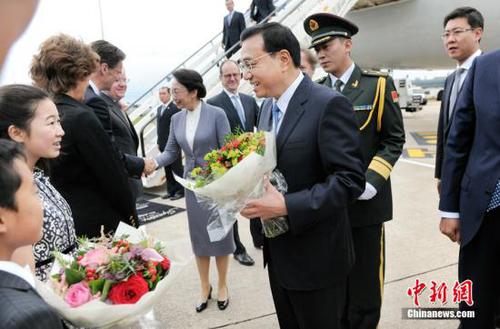 6月16日，中国国务院总理李克强乘专机抵达伦敦，开始对英国进行正式访问。李克强夫人程虹同机抵达。中新社发 刘震 摄