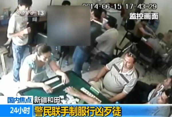 被砍牌客起身反抗，此时，白衣男子伺机行动。