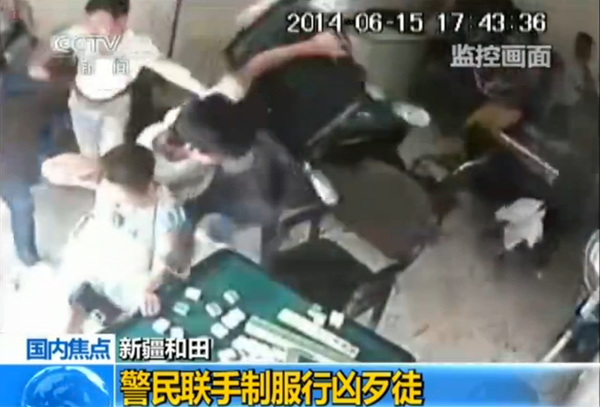 图为民众与歹徒打斗现场。