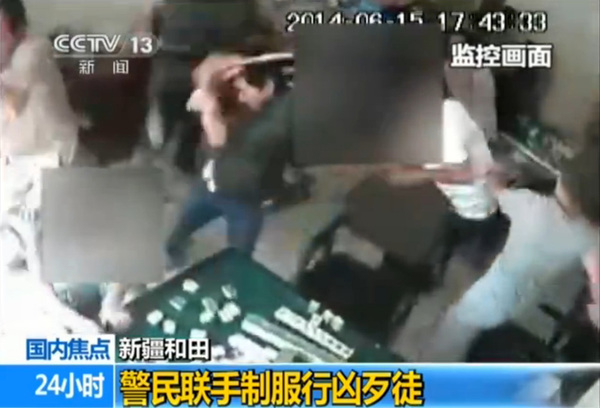 打斗现场，一片混乱。