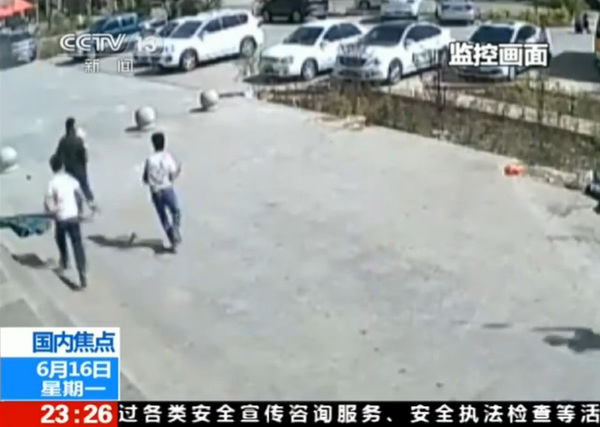 夹尾巴就跑。
