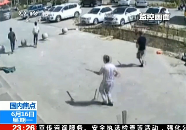 市民紧追不舍。