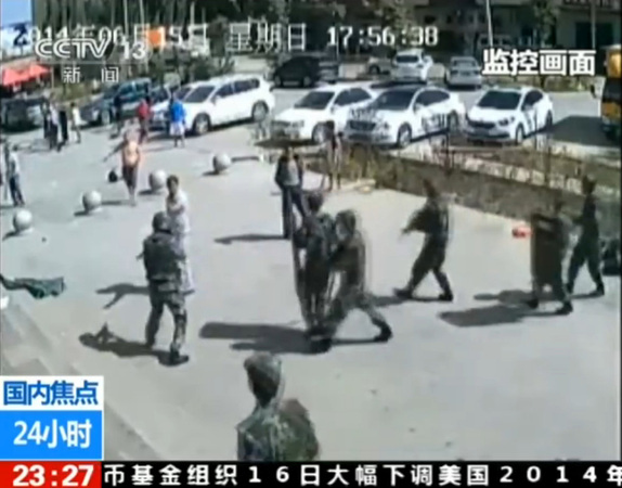 警察赶来，民众急忙向其解释情况。