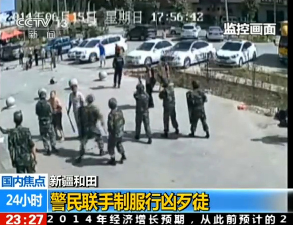 警察赶来，民众急忙向其解释情况