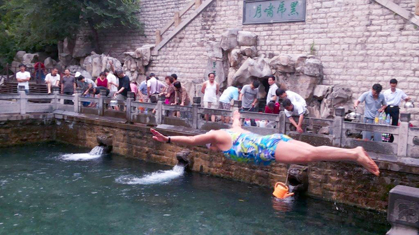 济南名泉黑虎泉成市民“游泳池”-5