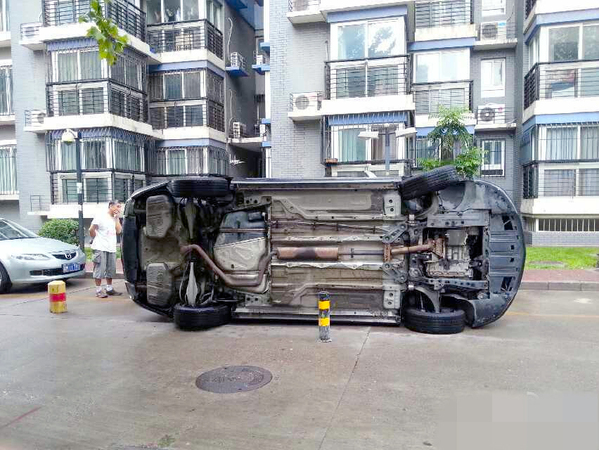 车辆因堵住小区道路被居民开车撞翻-5