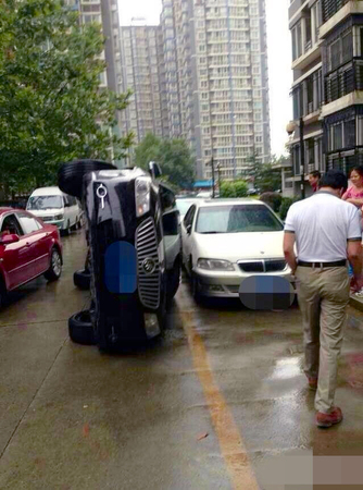 车辆因堵住小区道路被居民开车撞翻-4