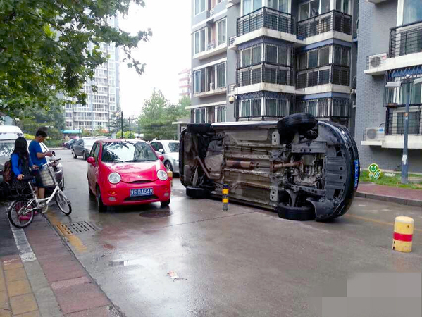 车辆因堵住小区道路被居民开车撞翻-2