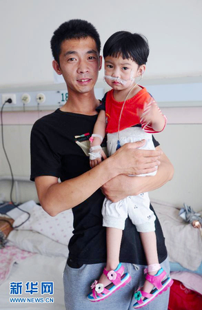 “喂食爸爸”女儿小可然病情有所好转2