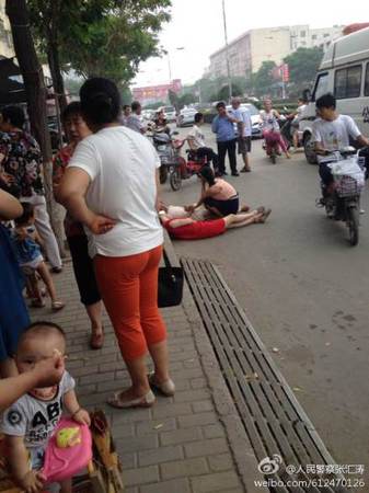 @人民警察张汇涛【你躺我也躺】6月19日上午，在禹州市红场附近出现了戏剧性的一幕：一老太太骑车碰了别人停放在路边的，准备溜之大吉时，让车主追上了，老太太灵机一动，躺下了。车主一看某法弄了，你躺我也躺。蜀黍感言：也许一句对不起就什么问题就解决了，地上很烫，伤不起啊1