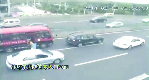 只因孩子迟到-家长开宝马高架上逼停校车3