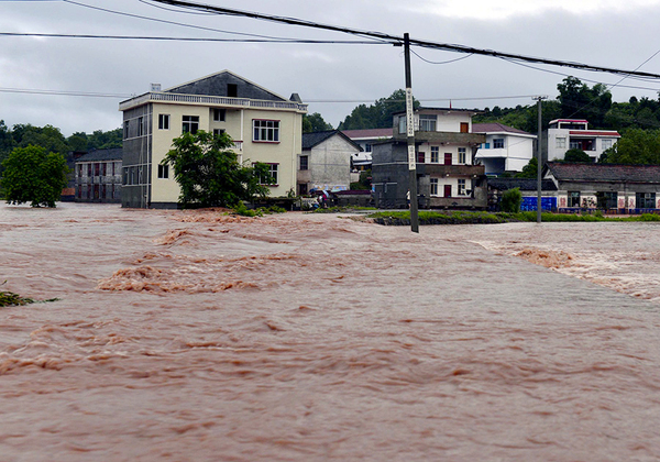 暴雨袭击湖南凤凰等地-4人失踪37万余人受灾5