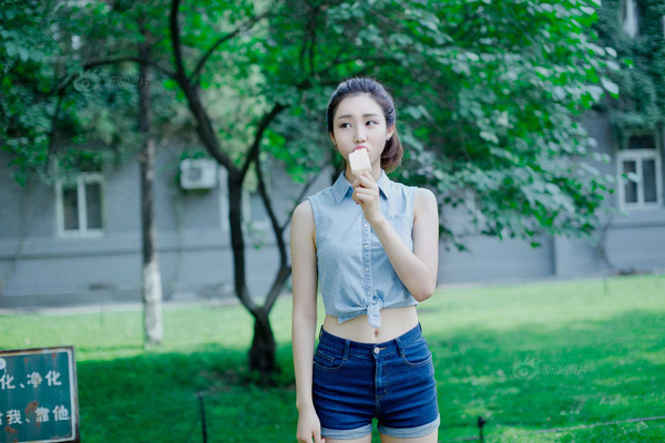 最近，社交网络中，吃着雪糕的女大学生陡然走红，网友惊呼“回到了青春期的记忆中”。