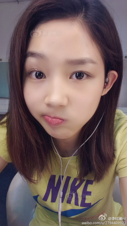 她同时回忆到，上中学的时候，韩国学校的足球部（中学内的足球俱乐部）异常受到欢迎，正在进行的巴西世界杯，韩国国家队第一场比赛战平俄罗斯队，下场的对手也不弱，却成了亚洲球队为数不多的希望。