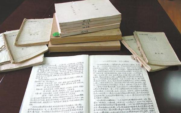 严廷德教授的手写教案很受学生欢迎。许雅玲摄