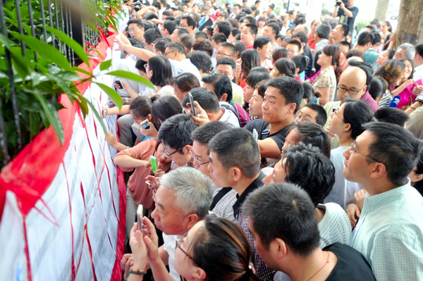 南京“小升初”电脑派位-学生现场哭泣10