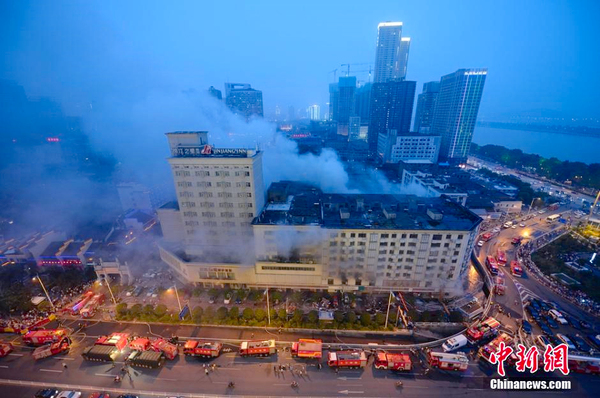 长沙一商品市场发生火灾-大火狂烧7小时5