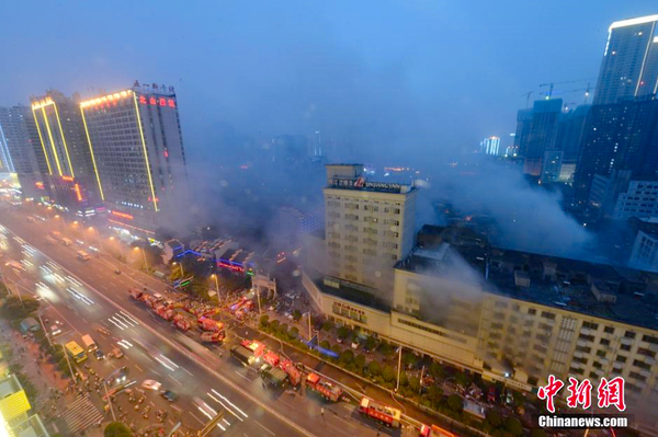 长沙一商品市场发生火灾-大火狂烧7小时4