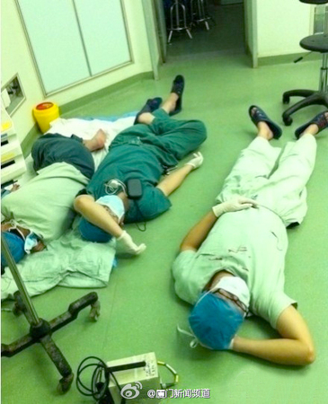 医生手术32小时累瘫手术台边-3