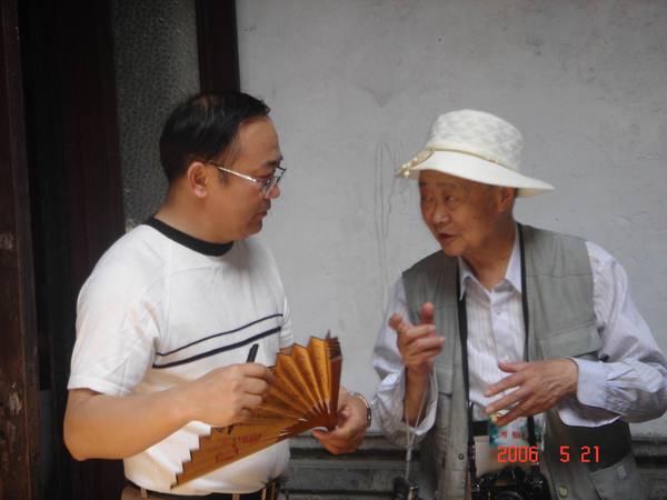 2006年5月21日，本报记住孙炜和罗哲文先生在一起。