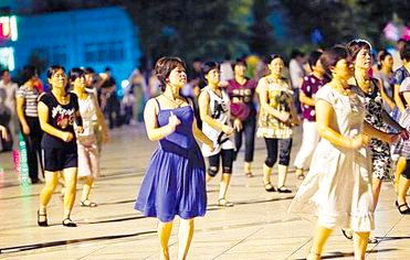 大妈跳广场舞遭泼机油-噪音扰民黑衣人心生报复2
