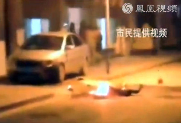 红衣女子被当场烧死。