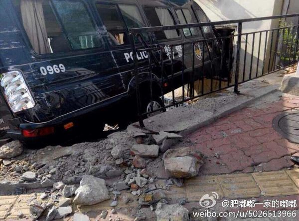 特巡警一辆车执行任务返回单位途中，驾驶人因避让车辆操作不当，导致车辆失控。