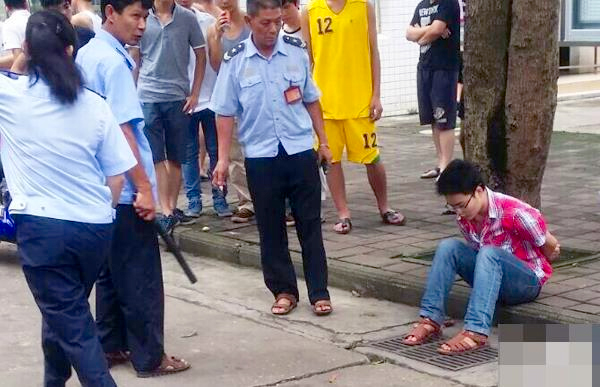 男生校园内捅死亲姐姐：眼神呆滞-尸体旁玩手机3