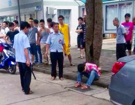 男生校园内捅死亲姐姐：眼神呆滞-尸体旁玩手机2