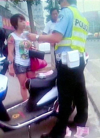 女车主钞票扔交警：违停被罚发飙-猛摔百元大钞3