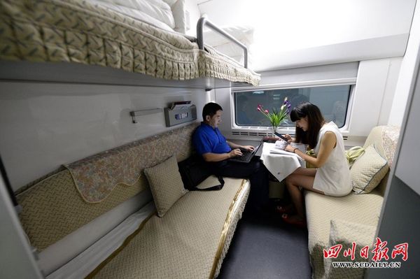 蓉沪动车首发高级软卧似“星级宾馆” 2