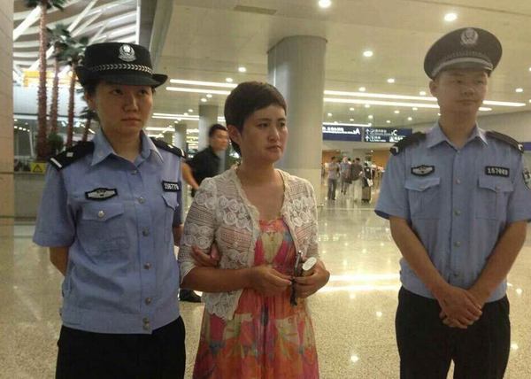 浙江“美女跑路老板”被押解回国 2