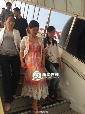 浙江“美女跑路老板”被押解回国 3