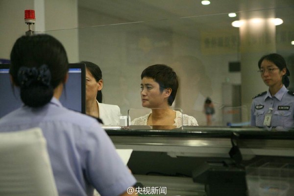 浙江“美女跑路老板”被押解回国 4