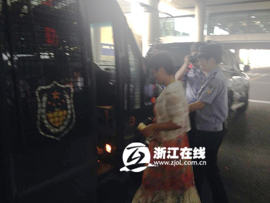 浙江“美女跑路老板”被押解回国 7