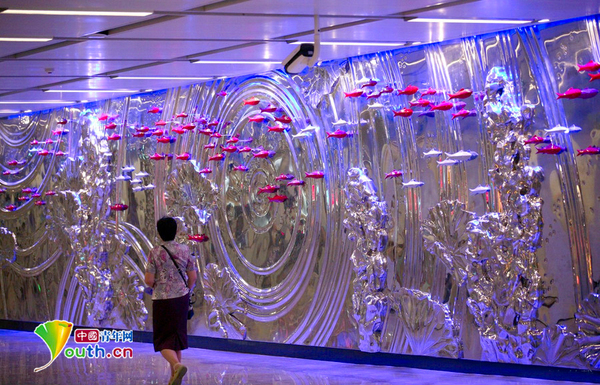 “鱼游”南京地铁站　流光溢彩如梦话水世界-3