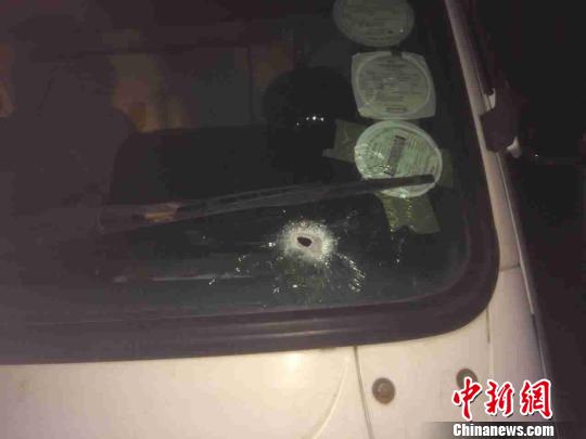 两中国人驾驶的货车被匪徒用AK47扫射后留下的弹孔。　南非华人警民合作中心 供图　摄