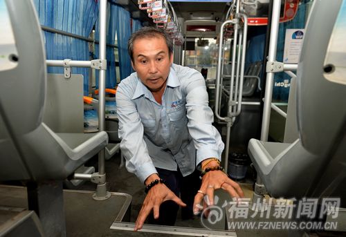 公交车司机欧阳农艺向记者讲述制服“公交色狼”的经过。