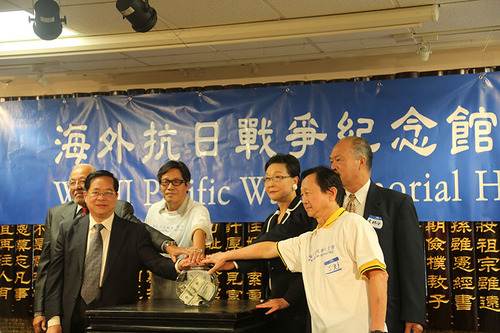 海外抗日战争纪念馆发起人方李邦琴（左四）、中国驻旧金山总领馆总领事袁南生（左二）美国飞虎队历史委员会主席詹姆斯·怀特（左一）及其他筹备委员会成员共同启动海外抗日战争纪念馆。（人民网 韩莎莎摄）