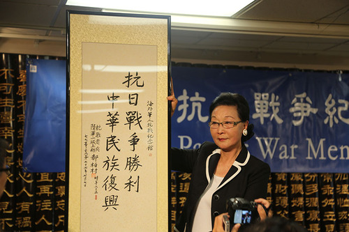 海外抗日战争纪念馆发起人方李邦琴展示曾参与过八年对日抗战的高级军事将领、台湾前行政院长郝柏村赠送字画。