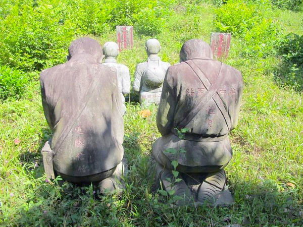 海南文昌人立日本侵略军将领石像跪地谢罪5