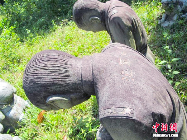 海南文昌人立日本侵略军将领石像跪地谢罪2