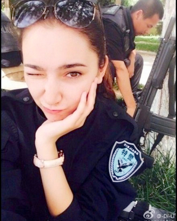 新疆反恐前线美女特警走红-网友：美得冒泡4