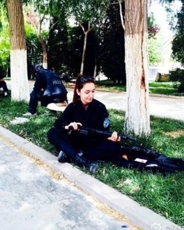 新疆反恐前线美女特警走红-网友：美得冒泡3