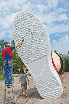 雕塑的手脚依照原著小说仍绑上了大麻绳,活像故事中被小人国国民捆绑的情景。 雕塑的手脚依照原著小说仍绑上了大麻绳,活像故事中被小人国国民捆绑的情景。