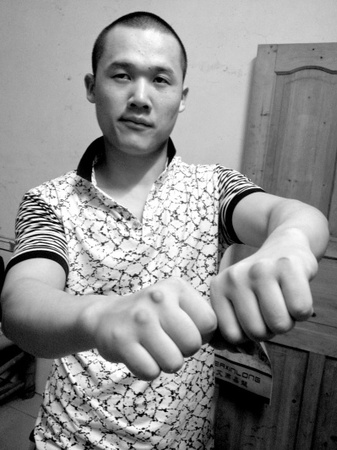 欧阳佳狱中捶墙，双手磨出茧子。