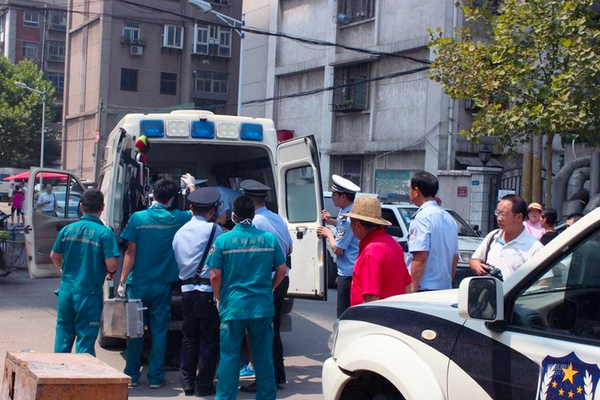河南男子割腕自杀-称工作20年买不起房2